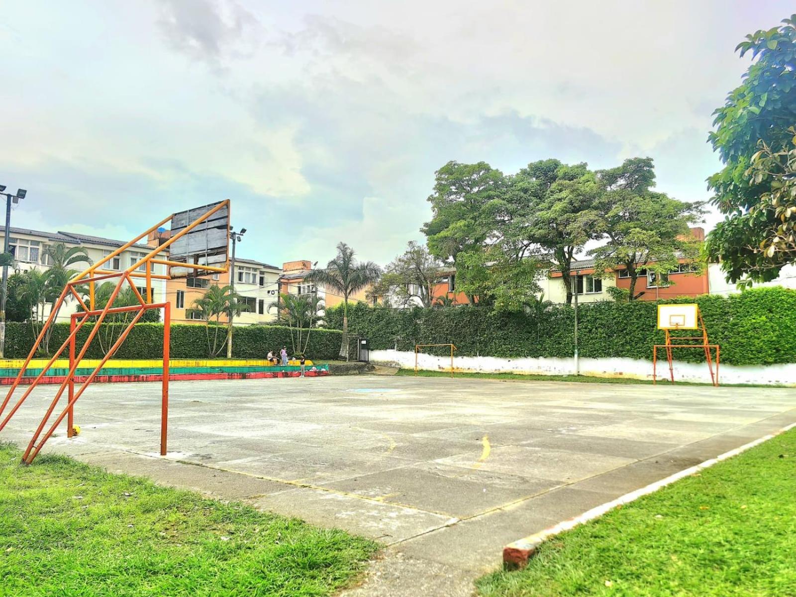 Ubicado En El Corazon De La Ciudad, Centros Comerciales Y Parque Deportivo * Ibague