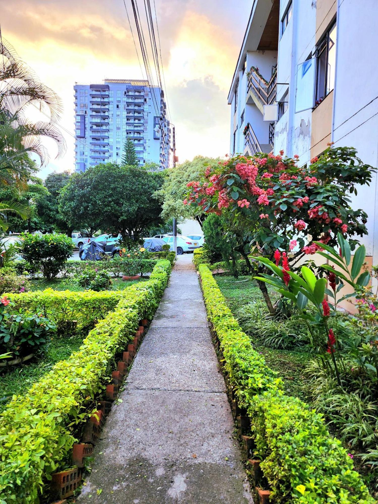 Ubicado En El Corazon De La Ciudad, Centros Comerciales Y Parque Deportivo Ibague